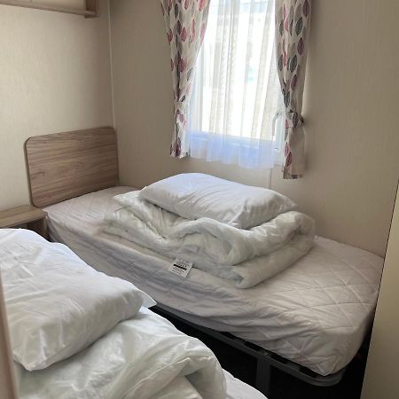 Pg173 Golden Palm Resort 6 Berth Caravan With Decking チャペル・セント・レオナルズ エクステリア 写真