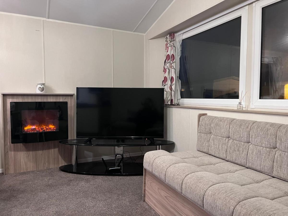 Pg173 Golden Palm Resort 6 Berth Caravan With Decking チャペル・セント・レオナルズ エクステリア 写真