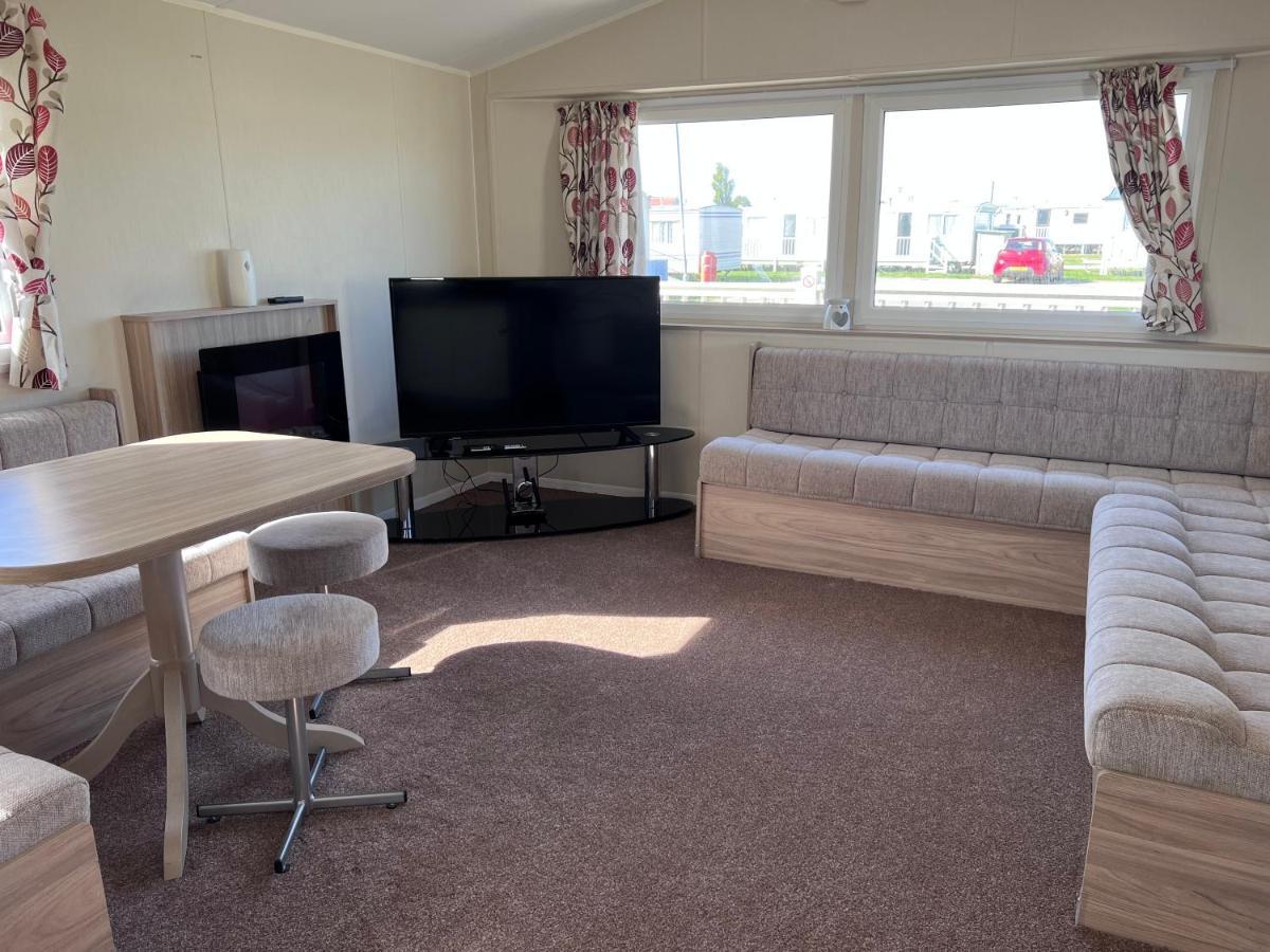 Pg173 Golden Palm Resort 6 Berth Caravan With Decking チャペル・セント・レオナルズ エクステリア 写真
